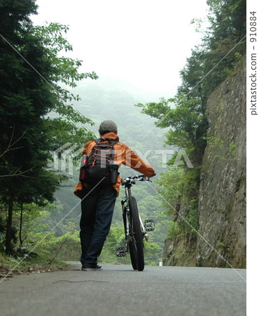 Walking along the mountain path 910884