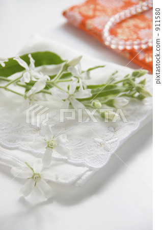 White handkerchief and beads 911580