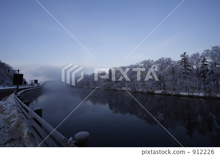 Winter morning of Abashiri River 912226