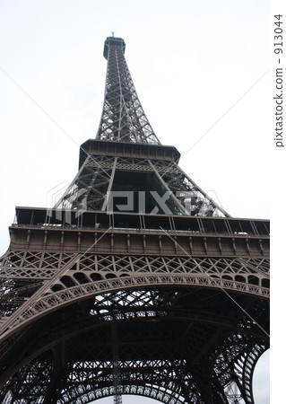 Eiffel Tower rising in the sky 913044