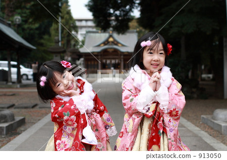 Visit the shrine at the celebration of Shichigo-San Visit the shrine at the celebration of Shichigo-San 913050