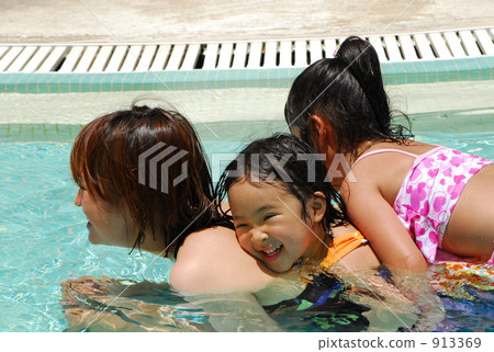 池中的父母和孩子烏龜 池中的父母和孩子烏龜 913369