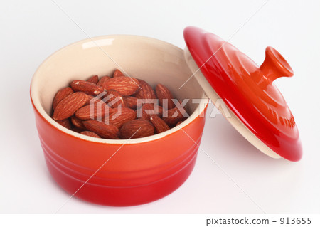 Almonds and red bowls Almonds and red bowls 913655