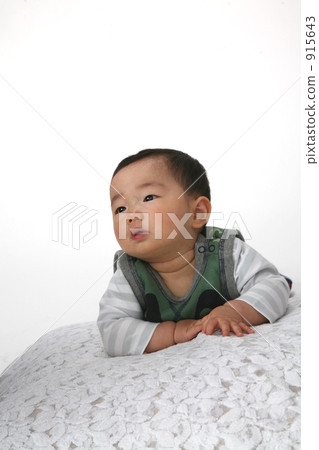baby, infant, lying face-down 915643
