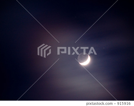First crescent moon 915916