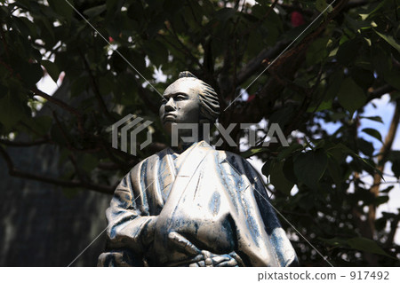 A stone statue of Ryoma Sakamoto 917492