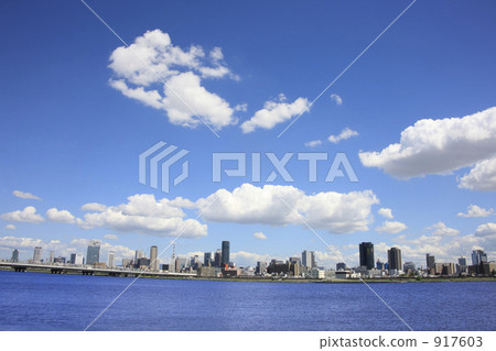 藍天和建築群 917603