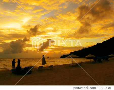 在日落弄髒的海灘 920756