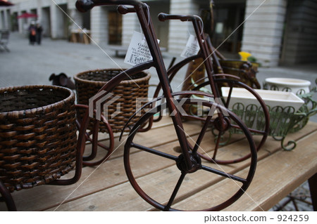 art work, industrial art object, storefront 924259