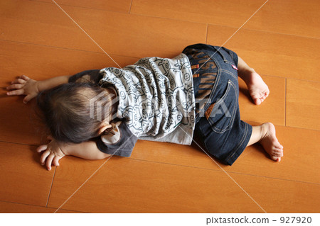 Baby crawling with flooring / Bird's eye view Baby crawling with flooring / Bird's eye view 927920