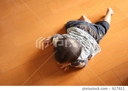 Baby crawling with flooring / Bird's eye view 927921