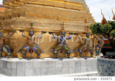 Devil and monkey god standing on the pagoda pedestal of Wat Phra Keo Devil and monkey god standing on the pagoda pedestal of Wat Phra Keo 930971