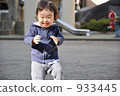 Baby starting walking 933445