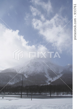 尋找在冬季從Kamikochi Taisho池塘加冕雪的Yakedake 尋找在冬季從Kamikochi Taisho池塘加冕雪的Yakedake 933761