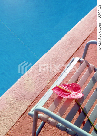 The pool side of the resort 934415
