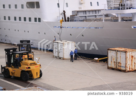 combined cargo and passenger ship, forklift, forklifts 938019
