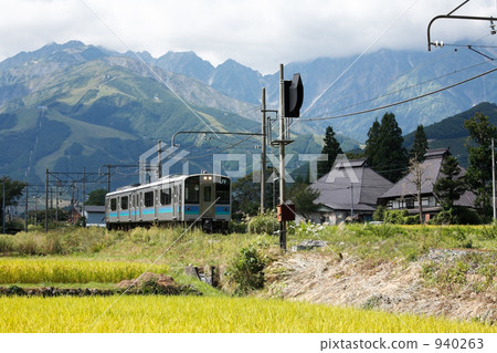 鄉村景觀和大型麒麟線 940263