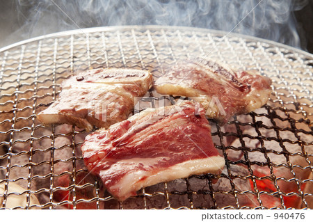Charcoal grilled meat 940476