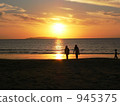 A silhouette that shines in the setting sun 945375