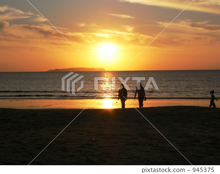 A silhouette that shines in the setting sun 945375