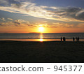 A silhouette that shines in the setting sun 945377