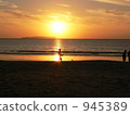 A silhouette that shines in the setting sun 945389