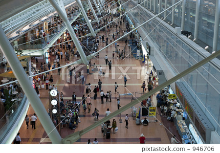羽田機場出發大廳，旅客眾多 946706