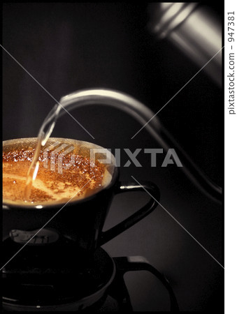 將咖啡放入紙滴中 947381