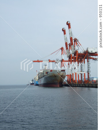 Gantry crane and cargo ship 950151