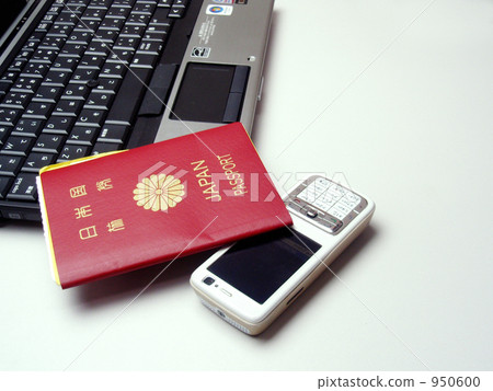 有護照和手機的便攜式計算機 950600