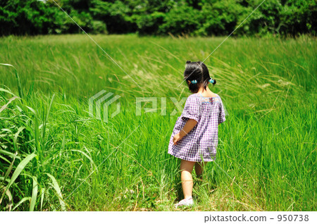 Children playing in the field 950738