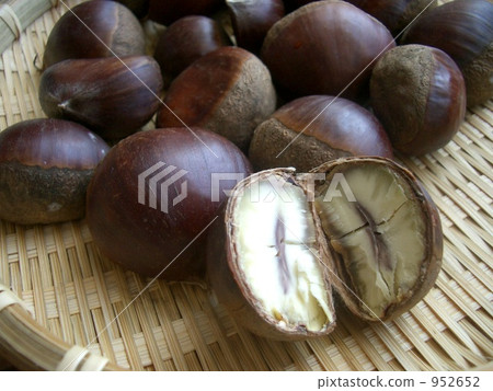 Organic cultivated chestnuts Organic cultivated chestnuts 952652
