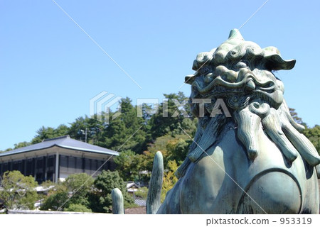 Guardian dog at Itsukushima Shrine Guardian dog at Itsukushima Shrine 953319