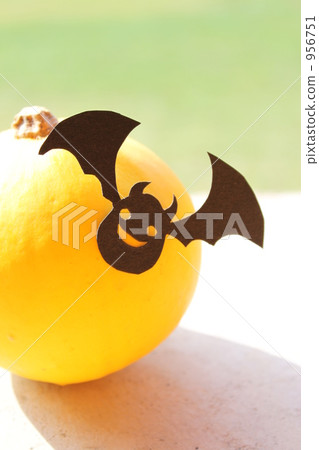 Pumpkin and bat (vertical) 956751