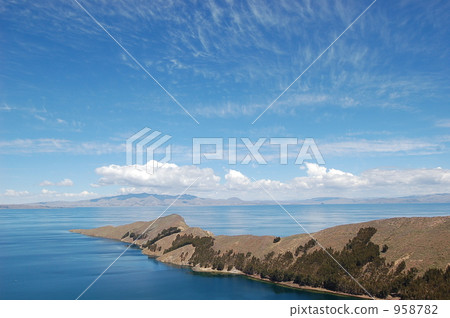 Boundary between sky and lake 958782
