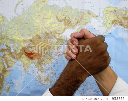 Handshake in front of the world map Handshake in front of the world map 958853