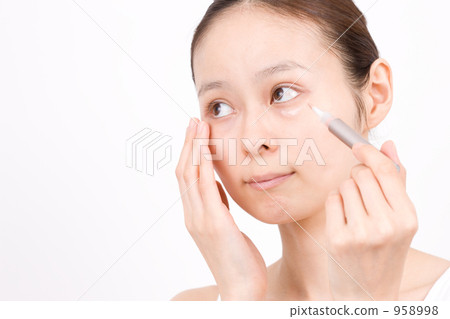 Female during makeup Female during makeup 958998