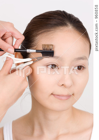 A woman who prepares her eyebrows 960858