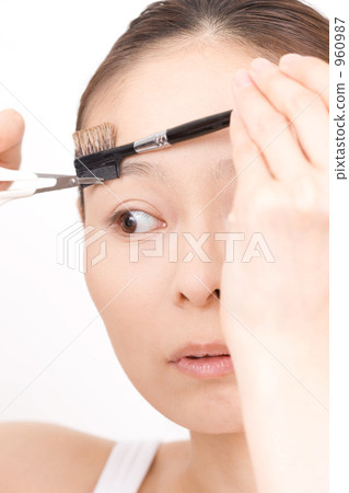 一個女人準備眉毛 960987
