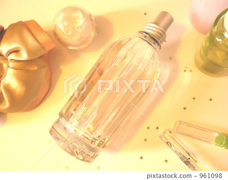 Bottle of perfume 961098