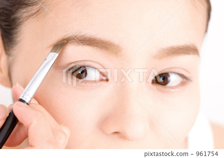 A woman who draws an eyebrow A woman who draws an eyebrow 961754