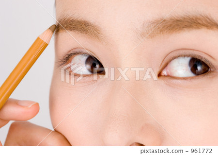 畫眉毛的婦女 961772