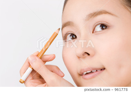 A woman drawing an eyebrow 961778