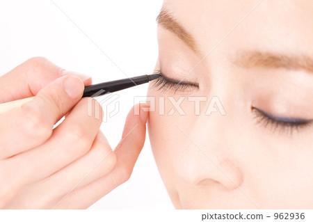 一個女人有睫毛膏畫 962936