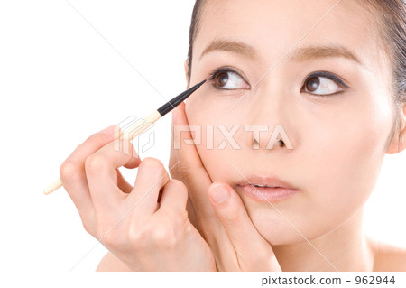 應用睫毛膏的女人 962944