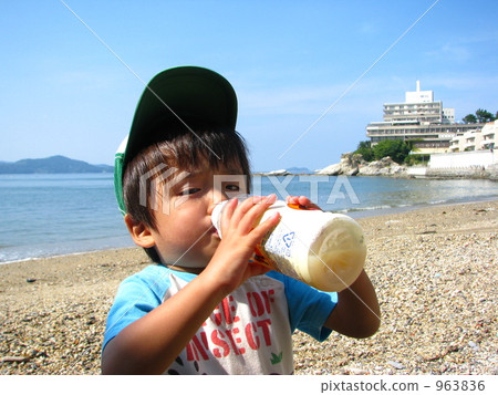 Drink juice on the coast 963836