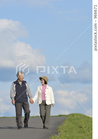 Elder old couple walking 966671