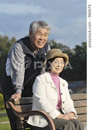 Elder couple 966678