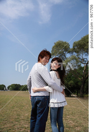 Two people turning around 967706