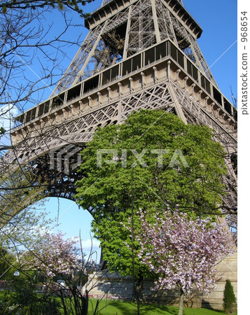 I look up at the Eiffel Tower. 968654
